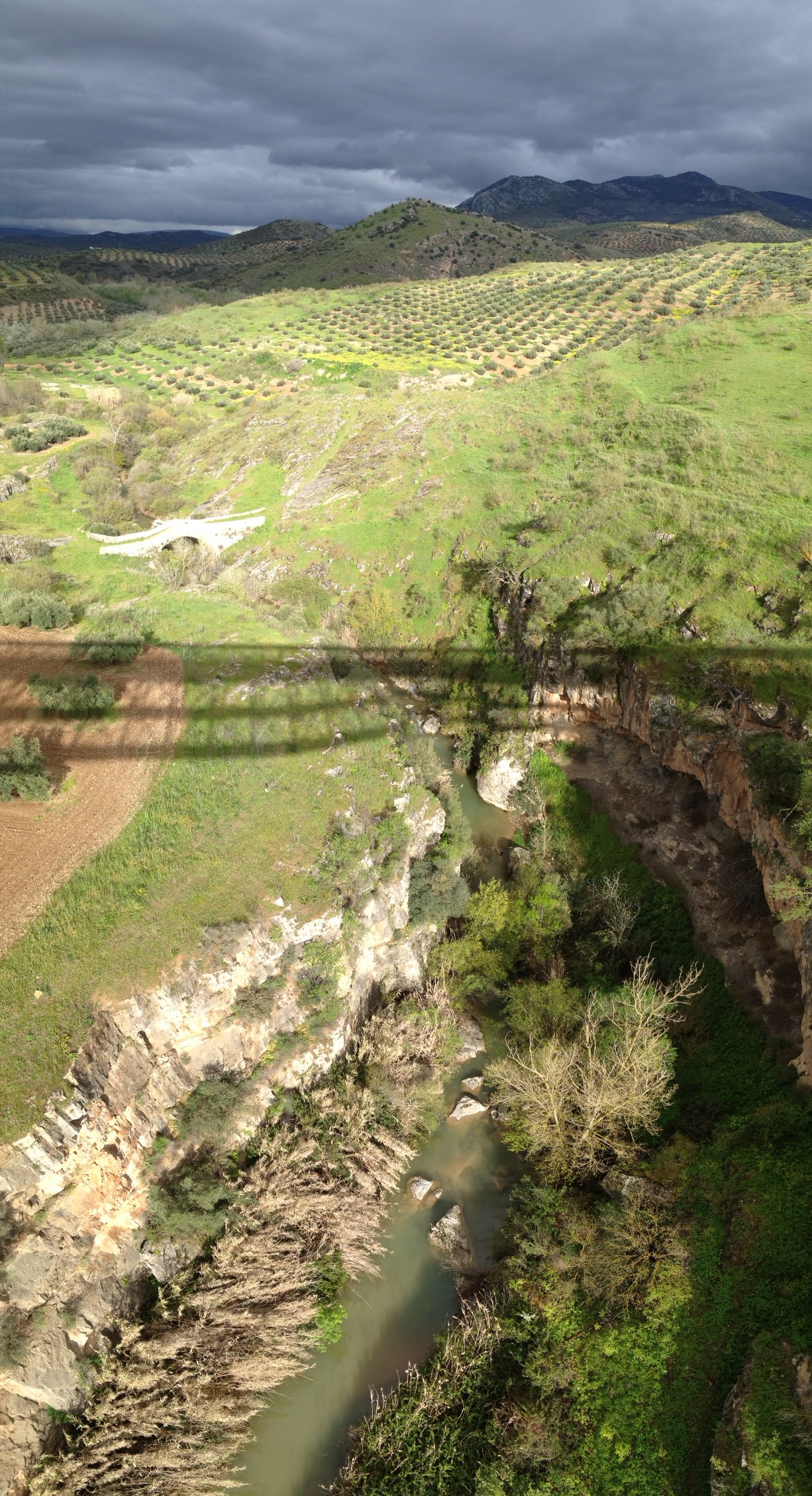 Mittelalterbrücke am Río Víboras gesehen von der Eisenbahnbrücke